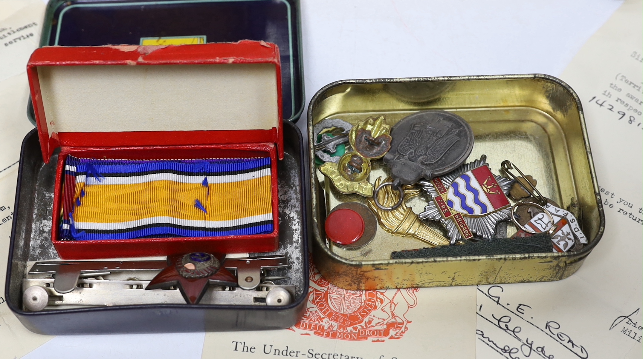A collection of mostly unnamed WWI and WWII medals, cap badges and buttons, one pair named 24835 PTE. A. PRICE. R. W. KENT. R.